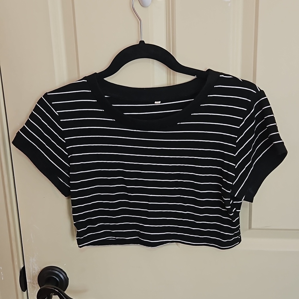 🩴 Black and White Stripped Short Sleeve Crop Top